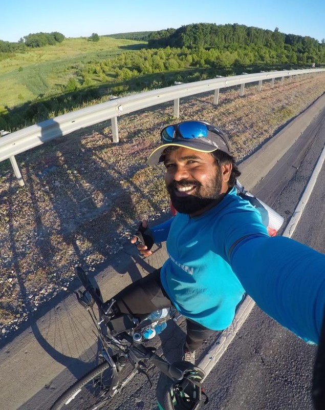 Un bărbat a călătorit cu bicicleta din India până în Rusia pentru a vedea Cupa Mondială