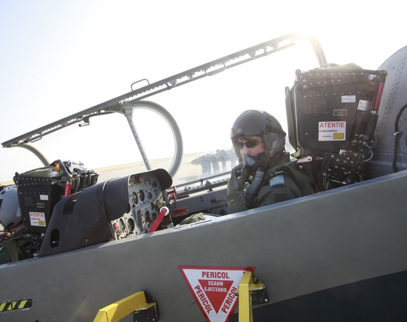 GALERIE FOTO/ Ea este prima femeie din România care a ajuns instructor pe un avion cu reacție. Oana Ardelean a decis să devină pilot încă din clasa a VII-a