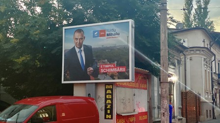 Imaginea lui Mihaiu apare pe mai multe panouri publicitare în zona Foișorul de Foc