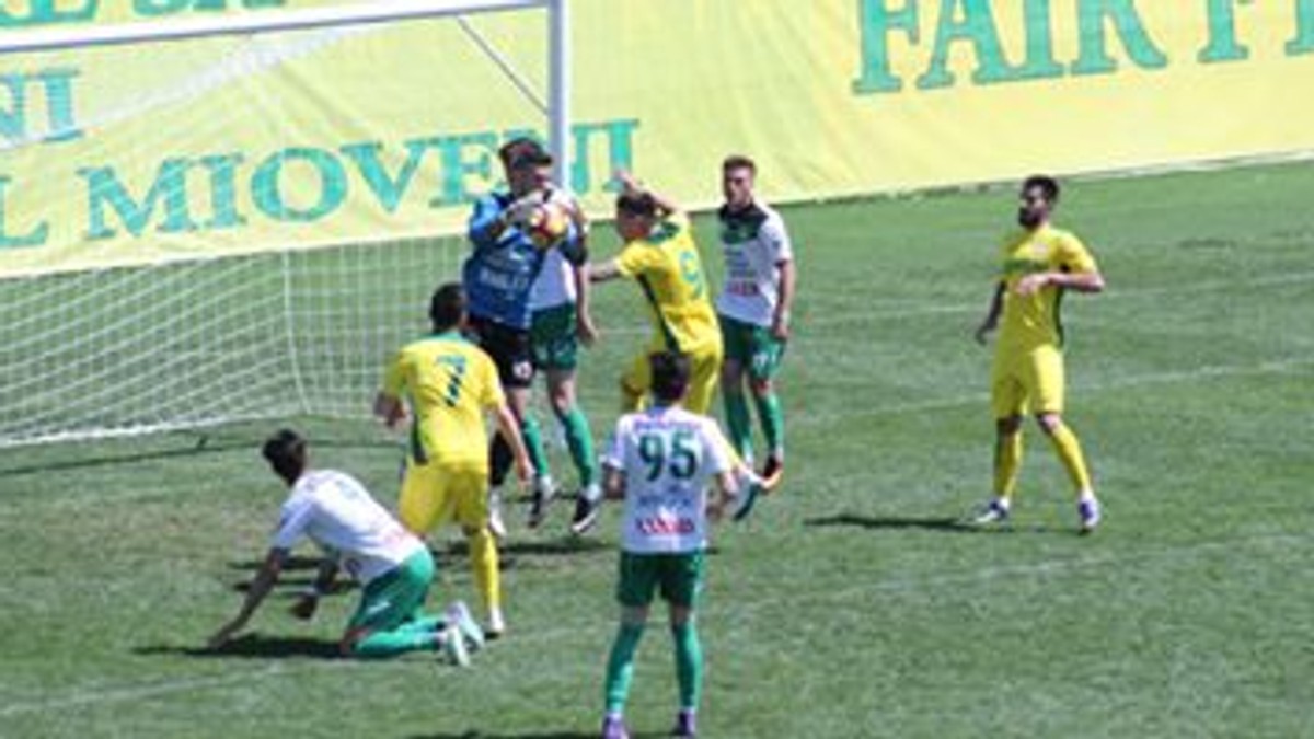 Fază dintr-un meci disputat de CS Mioveni în Liga 2. (FOTO: csmioveni.ro)