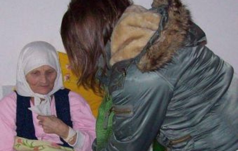 Daruri de Crăciun pentru bătrâni şi copiii sărmani 