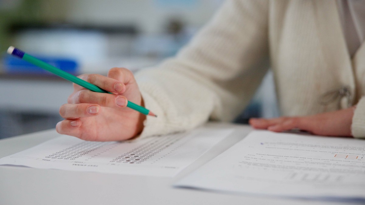 elev care sustine un examen