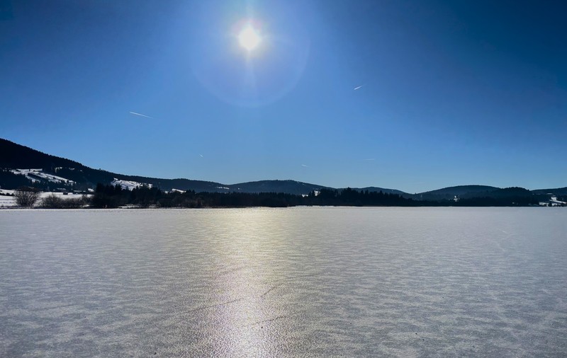 Fenomen rar și uluitor apărut în Franța, pe un lac înghețat. Ce sunt „clătitele de zăpadă” și cum se formează 