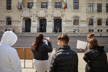 Niciun angajat al primăriei nu a venit să vorbească cu protestatarii | Foto: Eli Driu