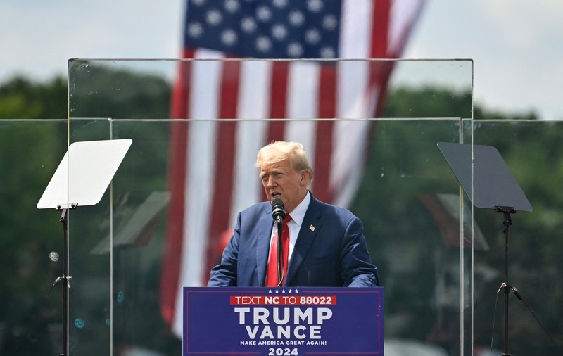 Donald Trump a ținut primul miting în aer liber după tentativa de asasinat. A vorbit înconjurat de panouri de sticlă antiglonț