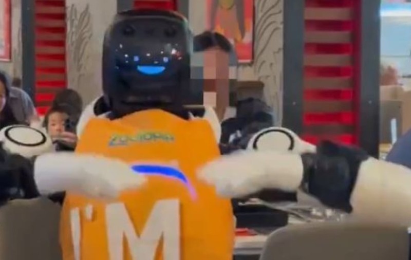Momentul în care un robot a luat-o razna și a început să spargă totul în jur cu zâmbetul pe buze, sub privirile șocate ale clienților dintr-un restaurant