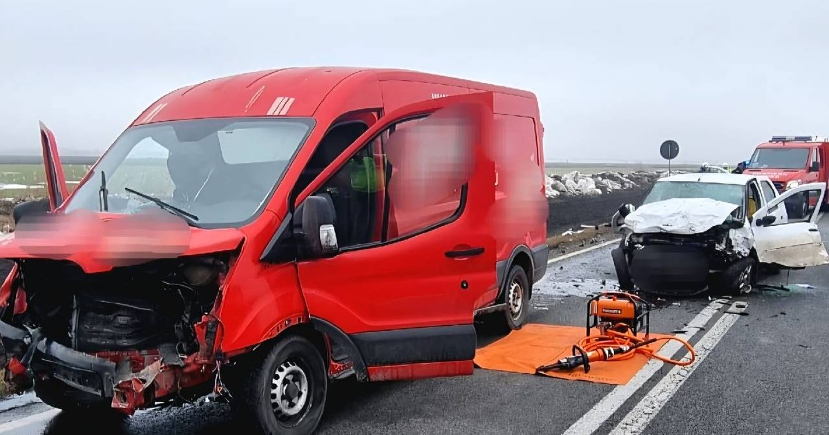 O dubiță și o mașină sunt avariate în urma unui accident grav de pe DN2B spre Brăila