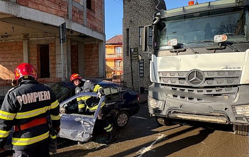 Momentul în care o basculantă agață un Logan și pleacă cu el. Șoferița autoturismului a trebuit să fie descarcerată | VIDEO