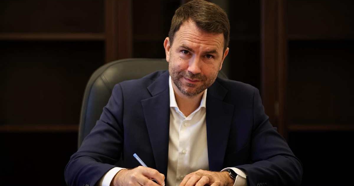 Cătălin Drulă, în birou, în timp ce semnează un document