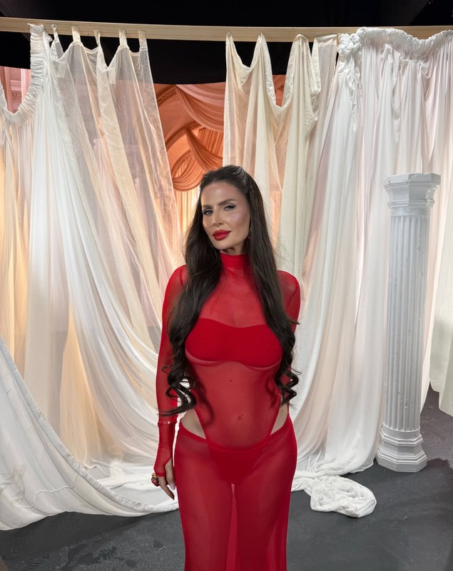 Imagini îndrăznețe cu Andreea Bănică într-o rochie complet transparentă. Artista și-a lăsat toate formele la vedere
