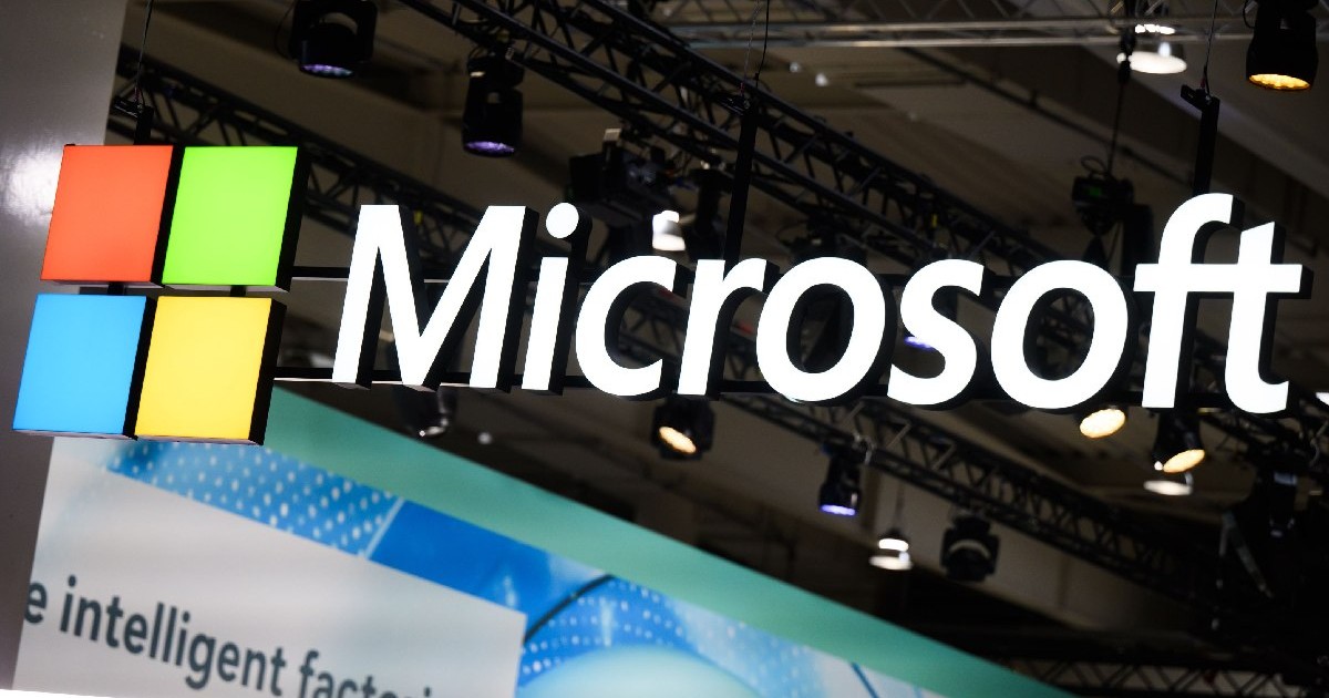 Logo-ul Microsoft atârnă pe standul companiei la Hannover Messe 2024.
