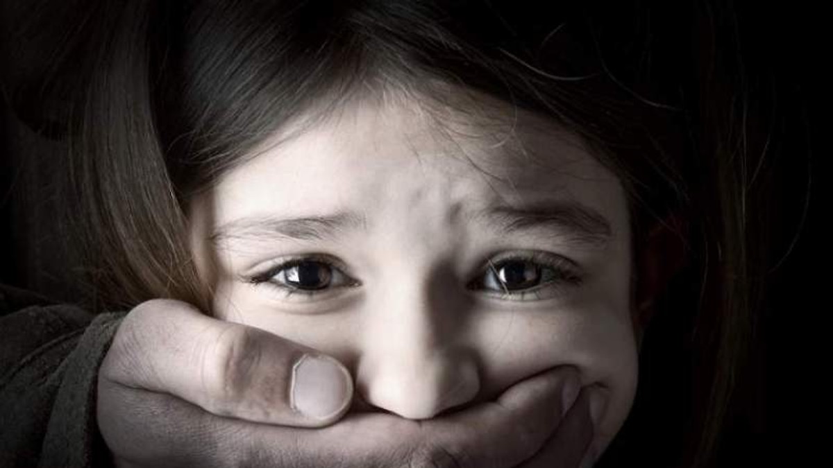 Părinții unui copil cu autism din Buzău acuză o profesoară că le-a bătut copilul
