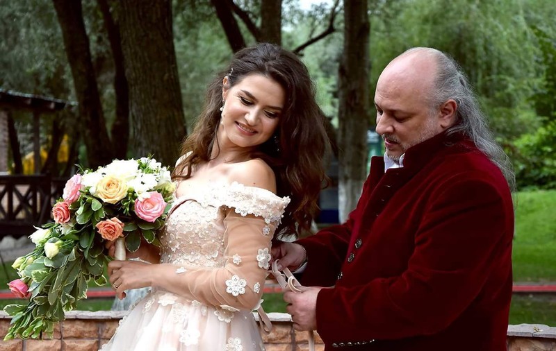 Marius Dragomir s-a căsătorit după 17 ani de relație. "Am făcut cununia religioasă chiar în ziua aniversării noastre"
