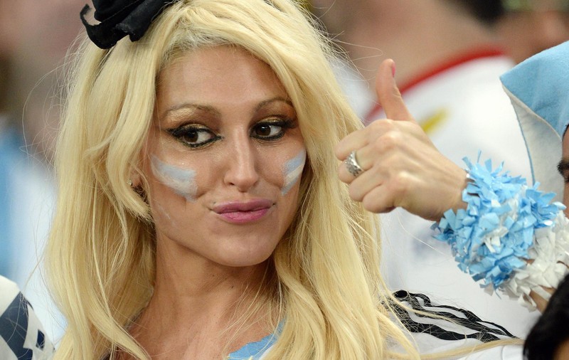 Argentina joacă super-fotbal și are super-suporterițe. Să tot joace Messi!