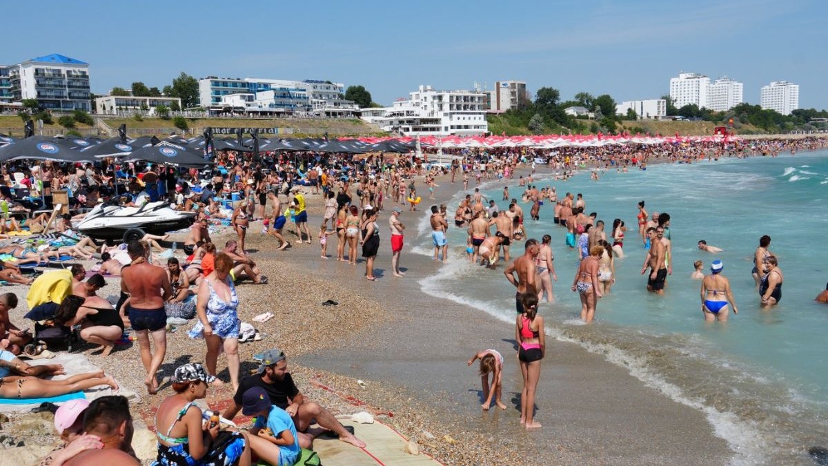 plaja plină de turiști, Constanța România