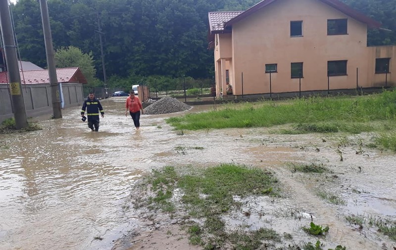 Inundații în Pitești, după ce a plouat cu găleata. Oamenii au înotat prin bălți pentru a desfunda canalele