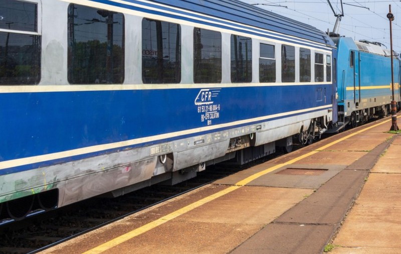 Un tânăr de 21 de ani și-a luat viața în trenul Iași-București. Procurorii au oprit trenul peste o oră, pentru cercetări