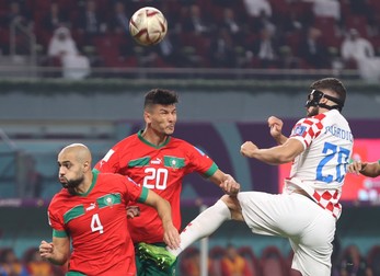 Josko Gvardiol înscrie de lângă Achraf Dari și Sofyan Amrabat.