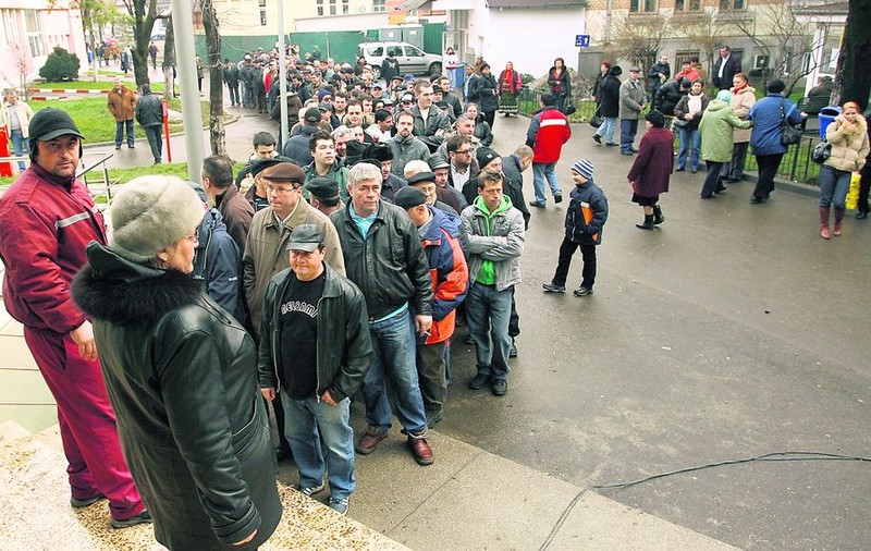 Au stat cu orele la coadă ca să fie înţepaţi