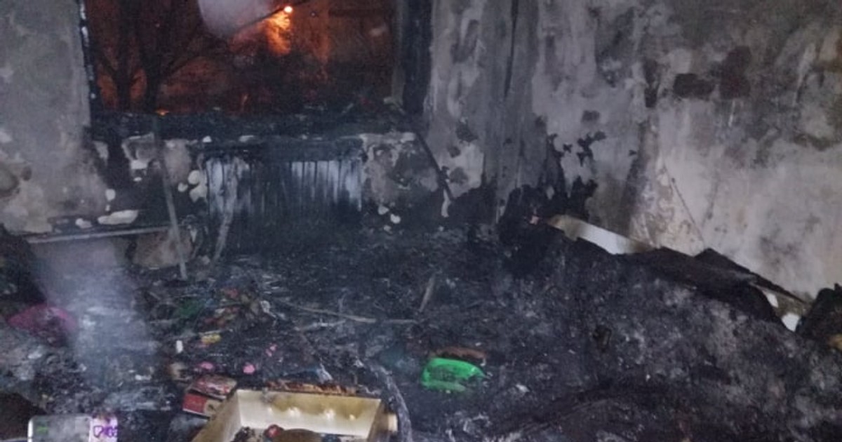 Incendiu într-un bloc din Galați din cauza unui brad de Crăciun care a luat foc. Zeci de oameni, evacuați de urgență