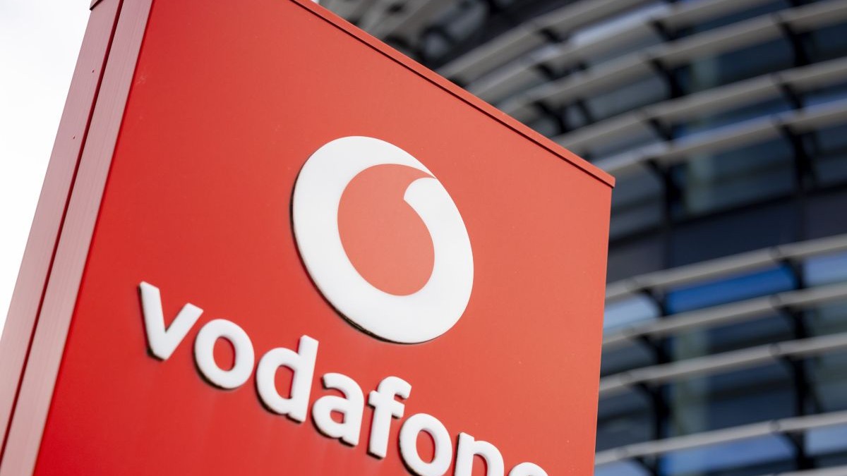 29 mai 2024, Renania de Nord-Westfalia, Duesseldorf: Un panou cu sigla Vodafone se află în fața sediului companiei