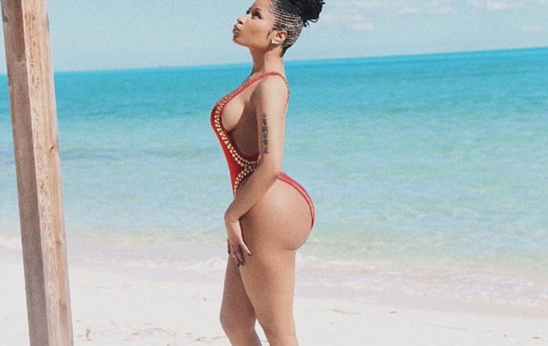 Nicki Minaj, ședință foto sexy pe plajă de ziua ei