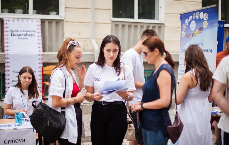 14.000 de tineri basarabeni studiază în România, un număr dublu de români pleacă la facultăți peste hotare. „Din om în om se transmite că ar fi studii de calitate”