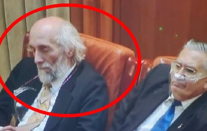 Senator AUR, surprins dormind în Parlament. Mircea Dăneasa spune că medita: „Activam conexiuni speciale”