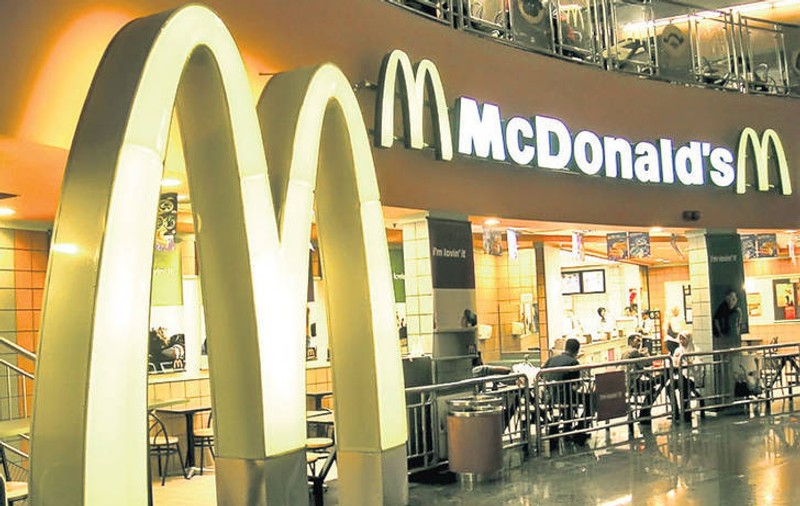 INCREDIBIL! O femeie a murit într-un restaurant McDonald's, dar angajaţii nu s-au sinchisit şi au continuat să servească mâncare