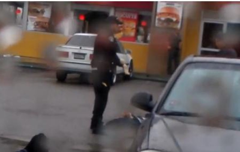 DE NECREZUT! A fost ciuruit de polițiști în plină stradă | VIDEO
