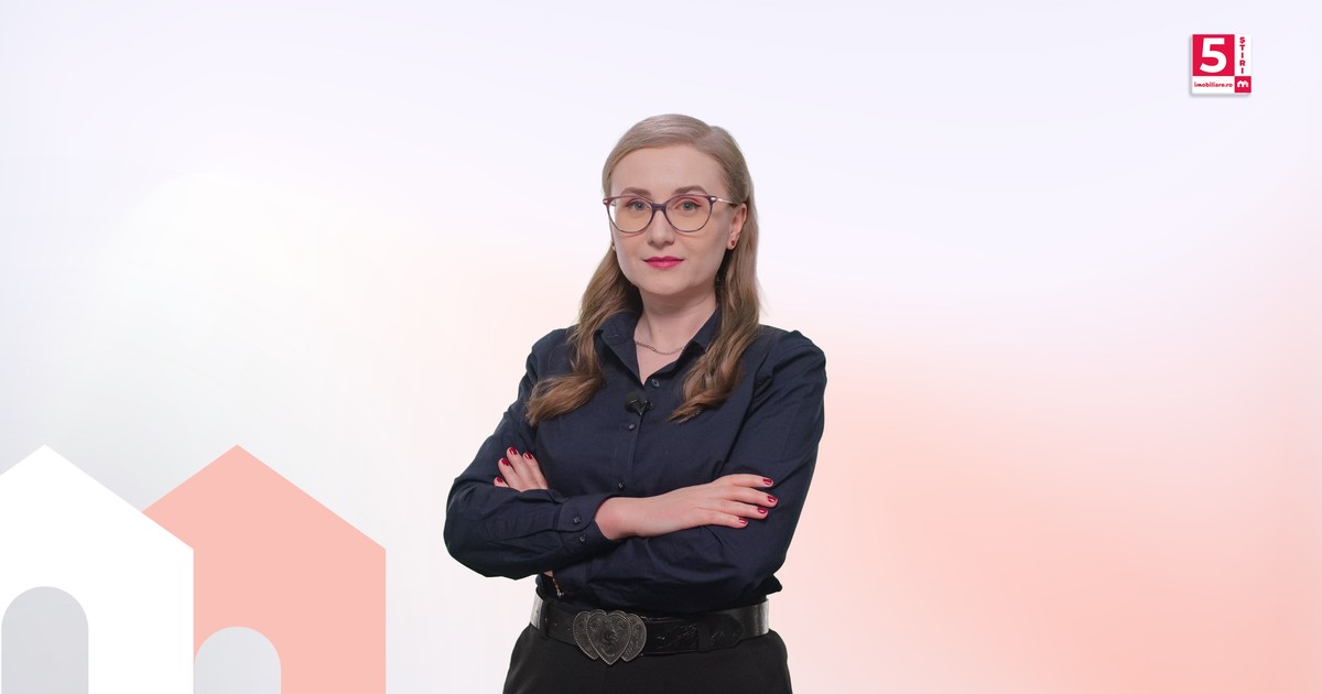 Corina Vârlan într-o tinuta de culoare inchisa