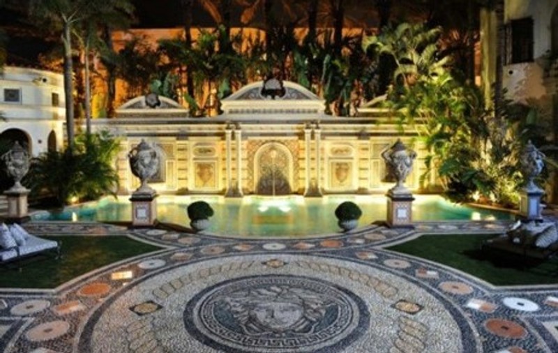 Doi bărbaţi s-au sinucis în fostul conac al lui Versace, la 24 de ani de la moartea designerului