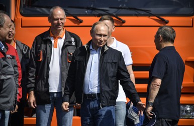 Putin a traversat Podul Crimeei la volanul unui camion