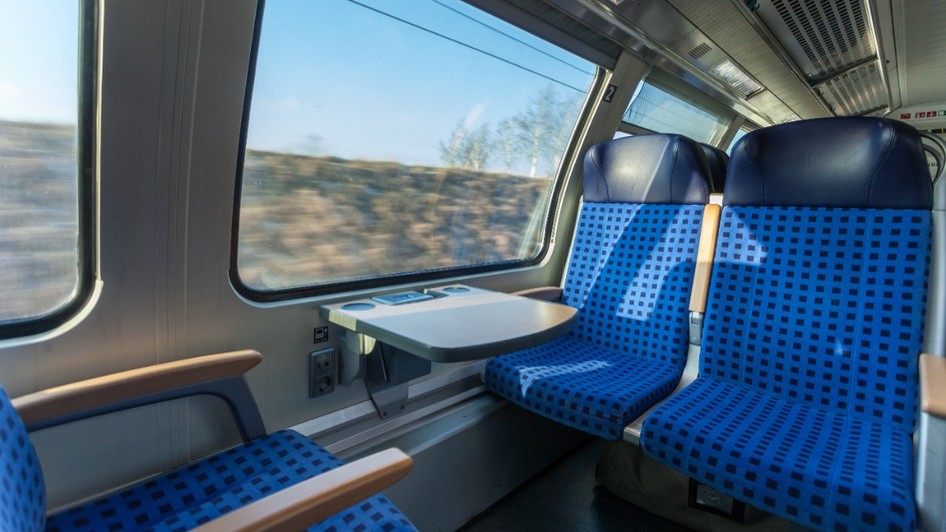 Interiorul unui tren cu scaune albastre