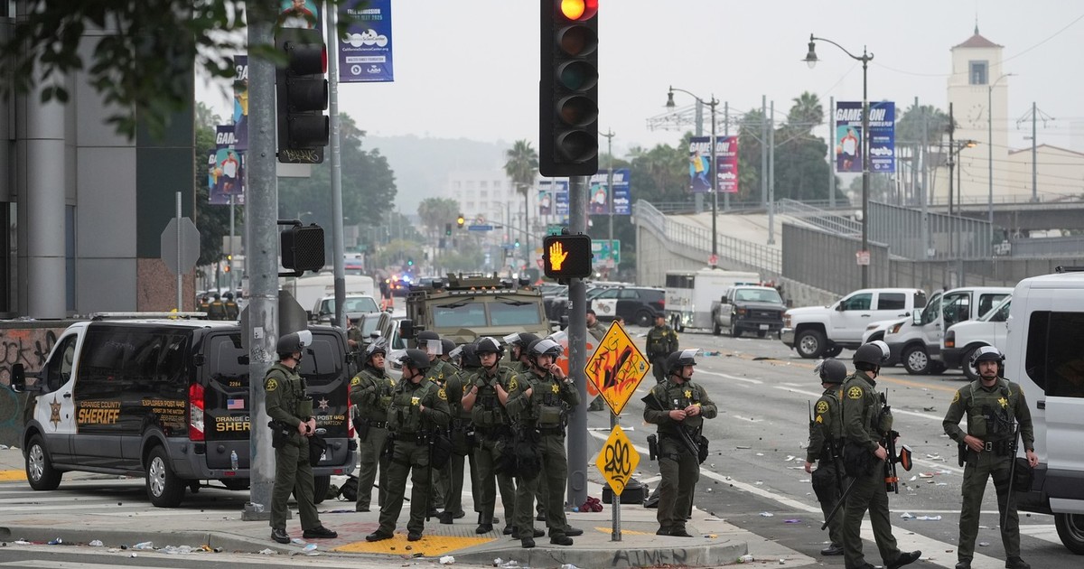 Polițiști mobilizați în apropierea Centrului Metropolitan de Detenție din Los Angeles Foto: Profiimedia
