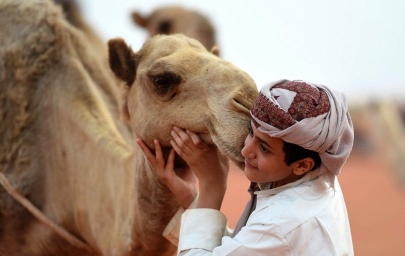Viața românilor în Arabia Saudită! Trei antrenori și trei fotbaliști de la noi sunt obligați să respecte reguli stricte impuse de cultura islamică
