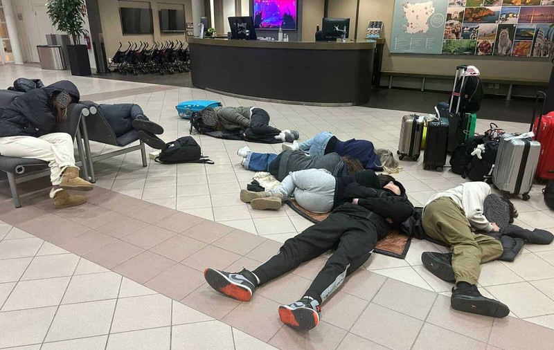 Peste 200 de români au rămas blocați într-un aeroport din Suedia aproape 24 de ore: „Ne-au spus «Descurcați-vă»”