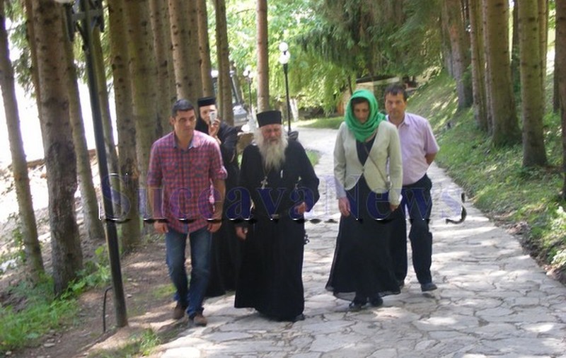 STAREŢUL unei MĂNĂSTIRI din SUCEAVA ştie CINE VA FI PREŞEDINTELE ROMÂNIEI! I s-a ARĂTAT ÎNTR-O CARTE!