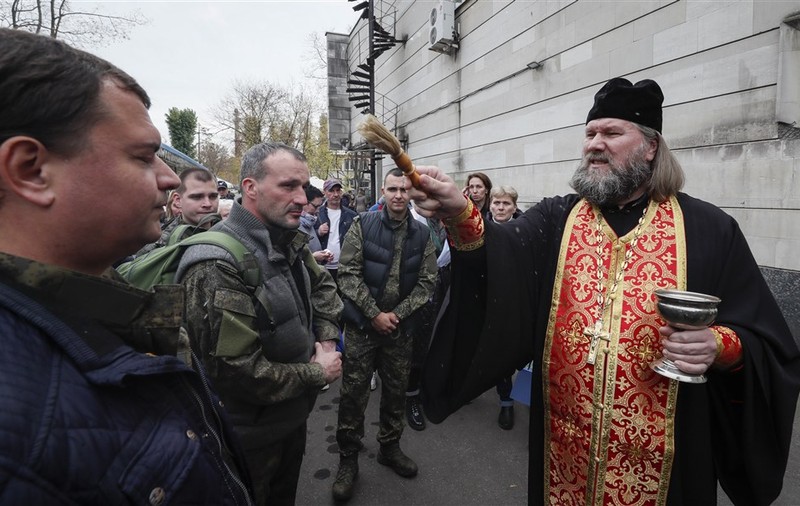 „Obiectivul sacru": Rusia descrie ofensiva din Ucraina în termeni religioși. Ce spun preoții care se opun războiului
