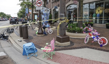 Scaune și biciclete au rămas abandonate după ce oamenii au fugit de la locul atacului armat din Highland Park, Illinois, SUA, pe 4 iulie 2022.