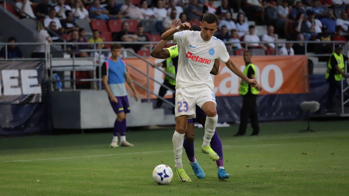 Moment din finala Supercupei României, FCSB - CFR Cluj, un jucător de la FCSB are mingea la picior.