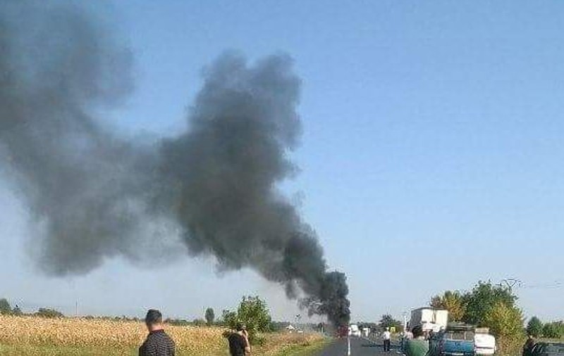 Un TIR a luat foc la Mihăilești! VIDEO