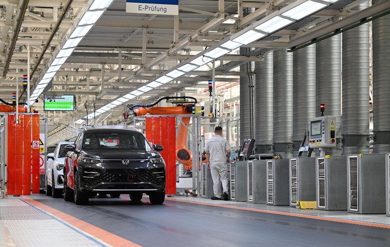 Cel mai mare producător auto din Europa e în picaj: prăbușire a profiturilor la Volkswagen