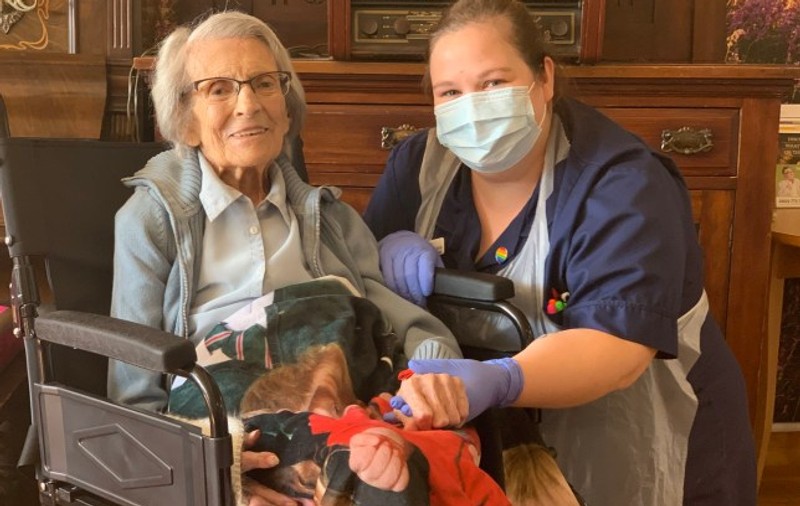O britanică de 106 ani a învins COVID-19. Bătrâna a fost externată în aplauzele asistentelor: „Mă simt foarte norocoasă”