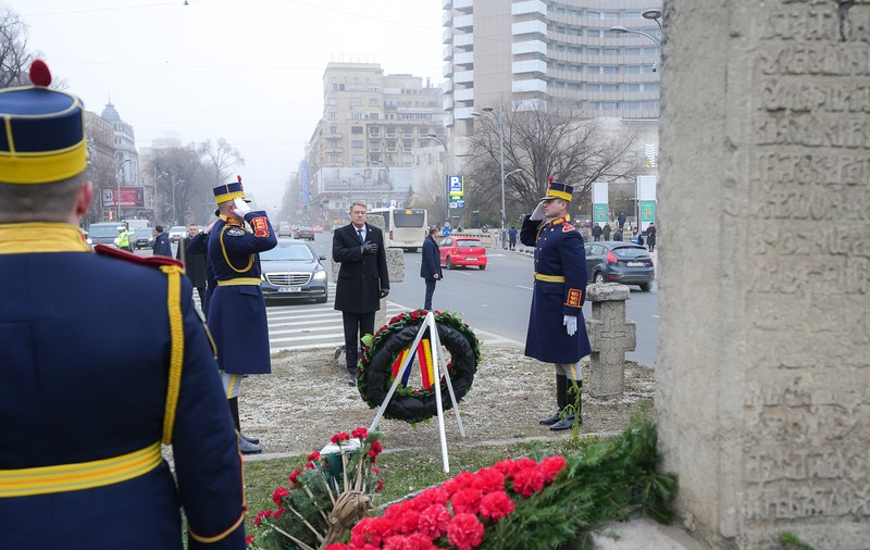 Klaus Iohannis a depus o coroană de flori în memoria victimelor Revoluției din decembrie 1989