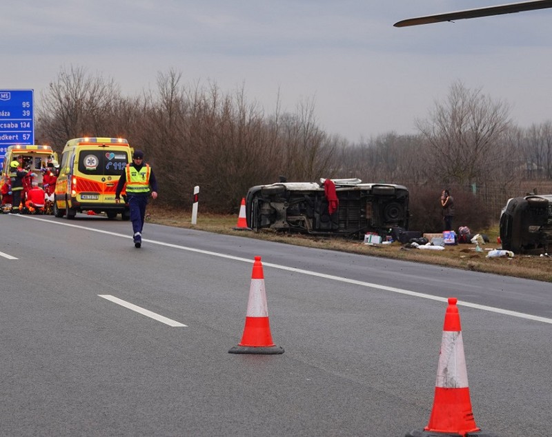 Microbuz românesc răsturnat pe marginea autostrăzii în Ungaria. Cinci răniți, între care două femei a căror viață e în pericol