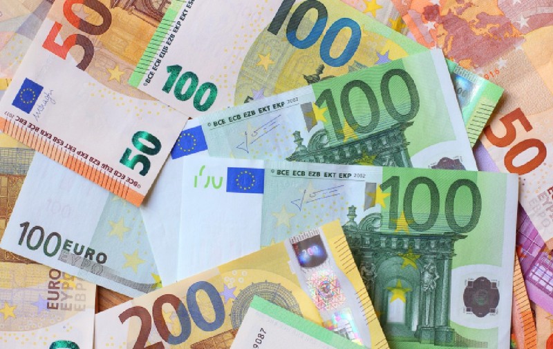Fundal cu bancnote euro. Textura bancnotelor europene, cu bancnote de 50, 100 și 200 de euro.