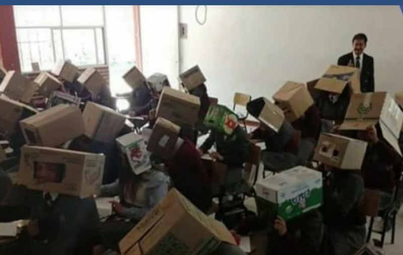 Metoda unui profesor din Mexic pentru ca elevii să nu copieze la examene: le-a pus cutii de carton pe cap