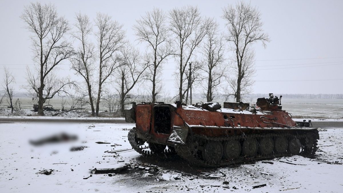 Un blindat rusesc, distrus de forțele ucrainene în apropiere de Harkov. FOTO: EPA