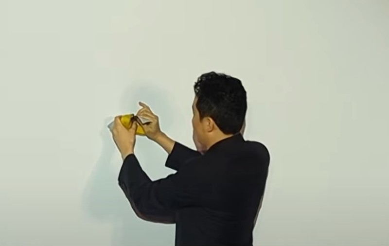 Milionarul chinez care a plătit 6,2 milioane de dolari pentru instalația artistică o banană lipită de perete a mâncat-o | VIDEO